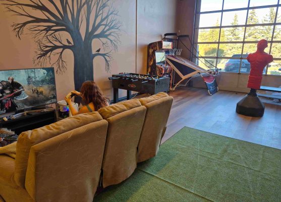 Salle de jeux gratuite pour la clientèle chez Les Enragés à Saint-Eustache